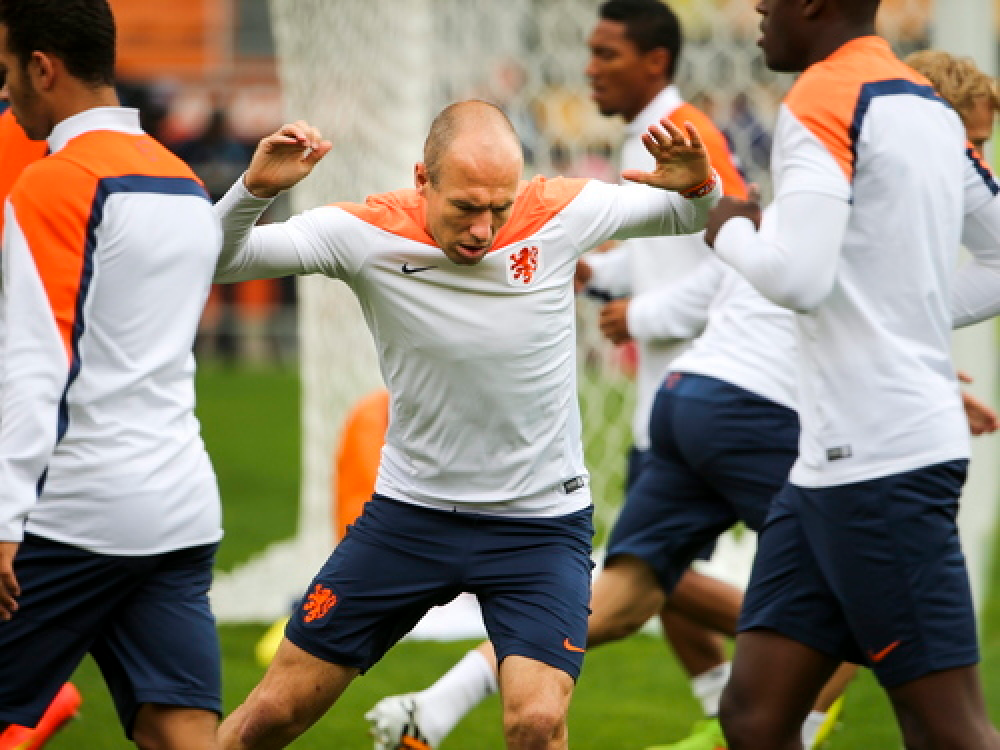 Dutch players Arjen Robben (C) in action during the Netherlands' team training session in Sao Paulo, Brazil 08 July 2014. The Netherlands will face Argentina in the FIFA World Cup 2014 semi-final match in Sao Paulo on 09 July. Photo by: EPA/DIEGO AZUBEL