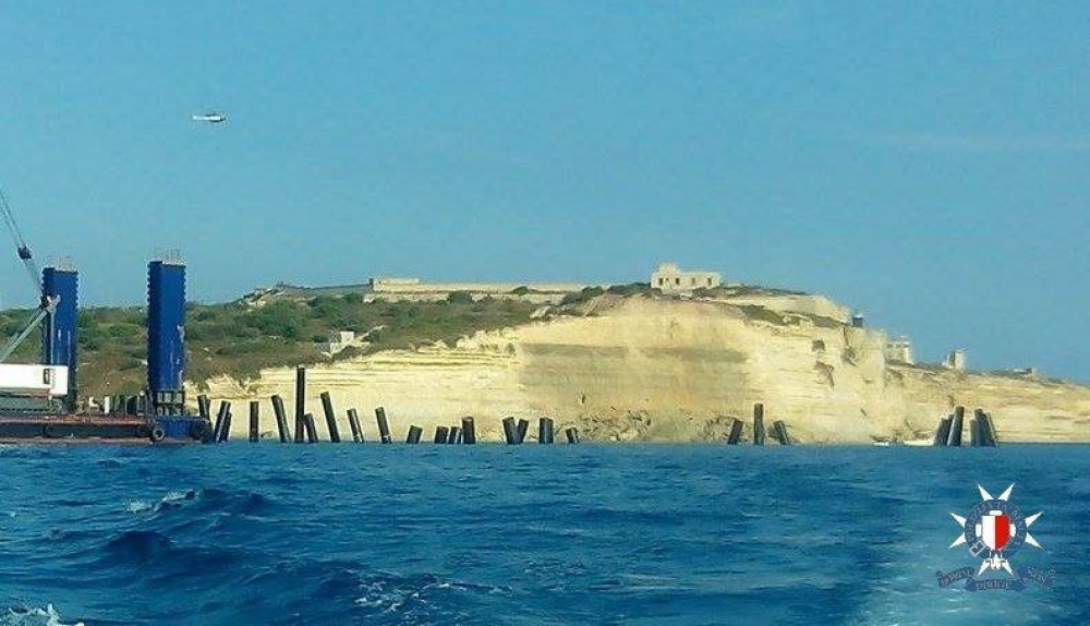 [WATCH] Man in danger of dying after falling rocks hit boat ...