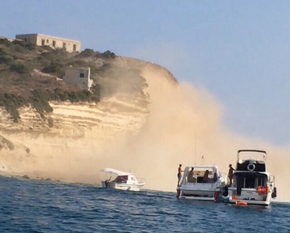 [WATCH] Man in danger of dying after falling rocks hit boat
