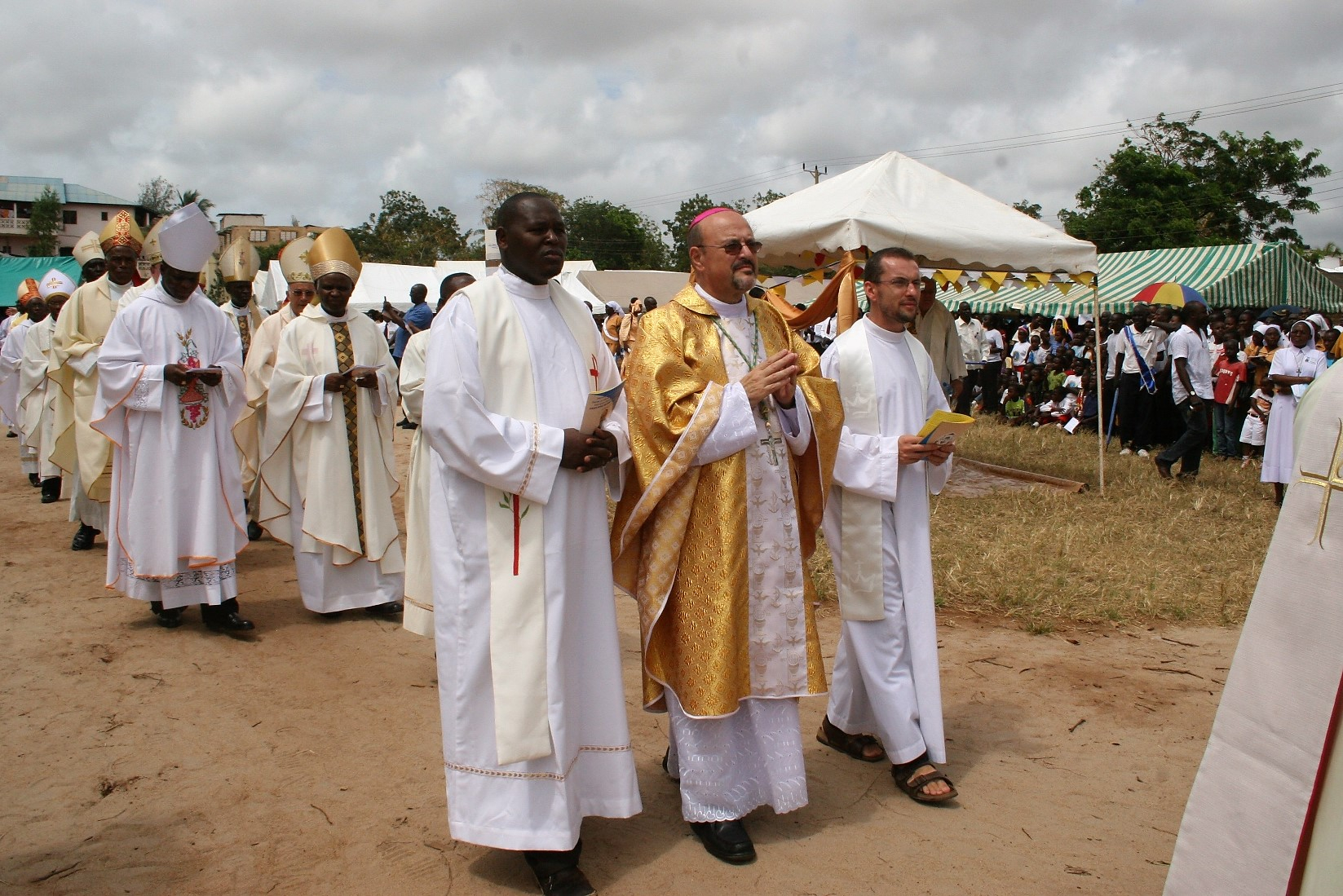 Bishop Emanuel Barbara died in 2018. He was bishop of Malindi in Kenya and his unknown heirs have been ordered to repay €114,000 in donations made to his mission after these were not done by notarial deed