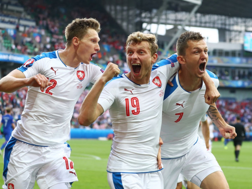 Necid penalty rescues Czechs as flares from fans mar draw against Croatia
