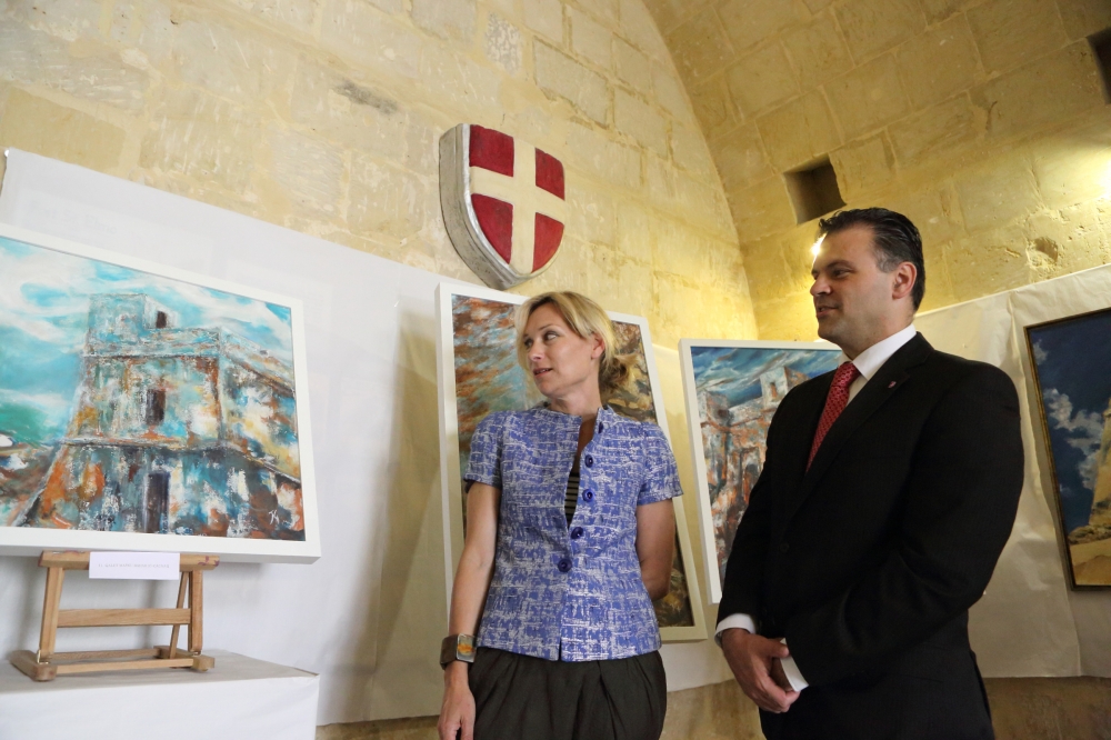 Banif Bank sponsors art exhibition in aid of Din l-Art Ħelwa