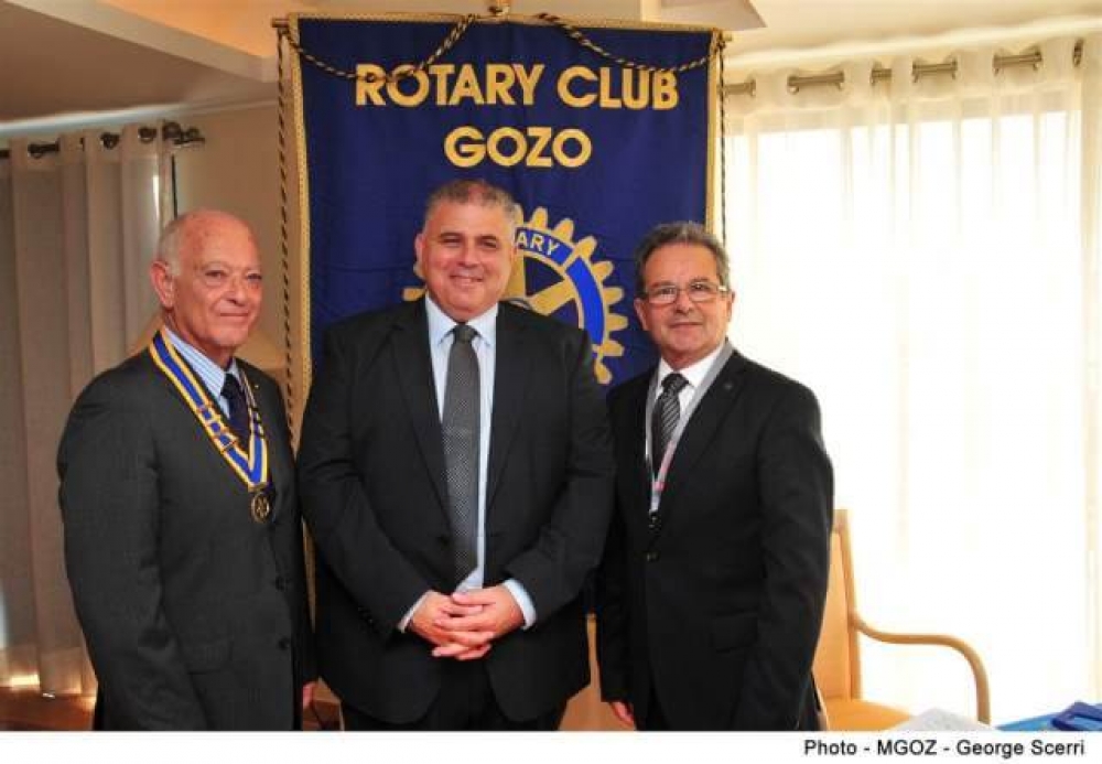 Minister Anton Refalo (centre) with Rotary Gozo president Guy Kurkijian (left)