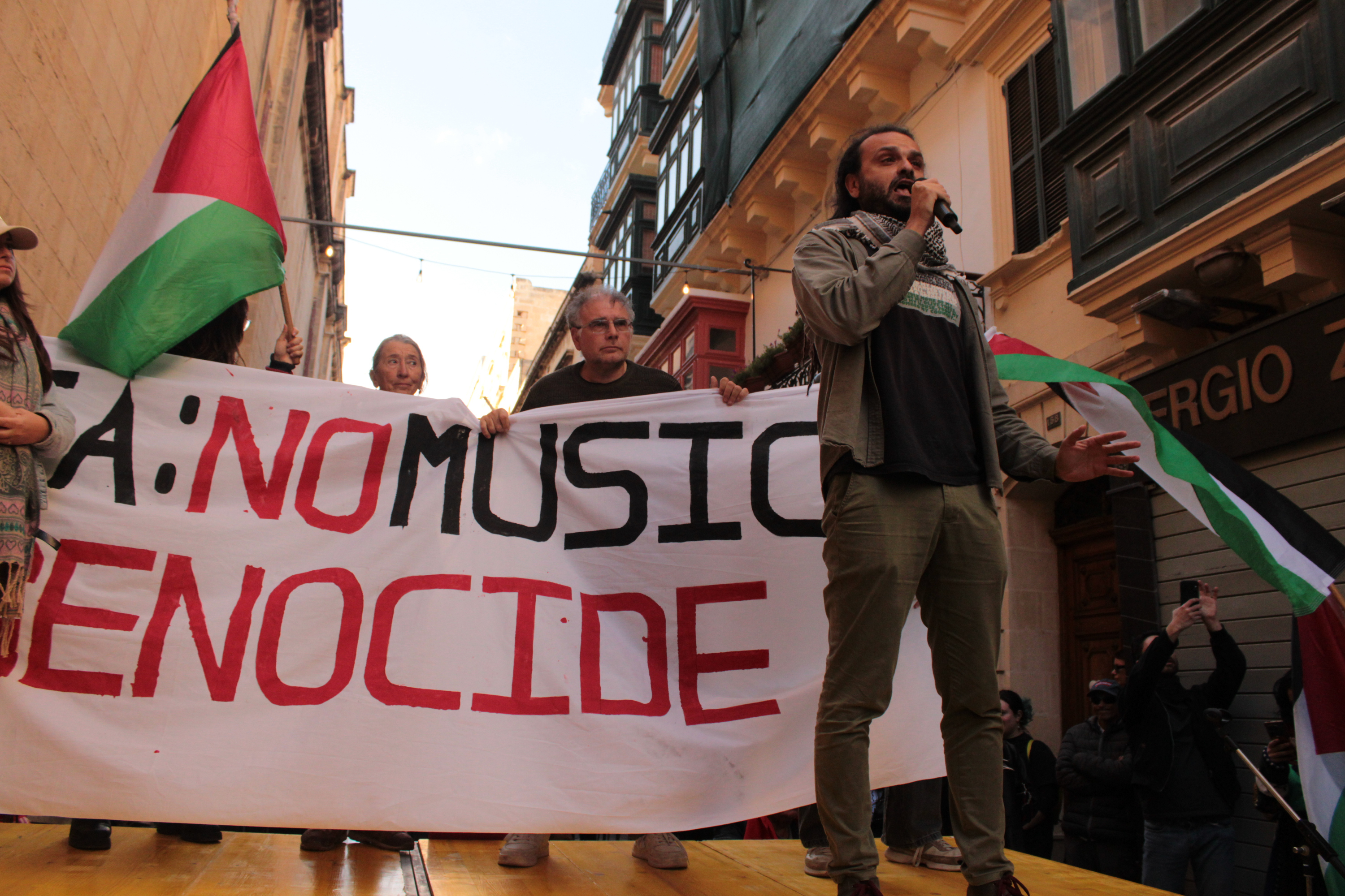 Andre Callus speaking at the protest on Saturday (Photo: Moviment Graffitti)