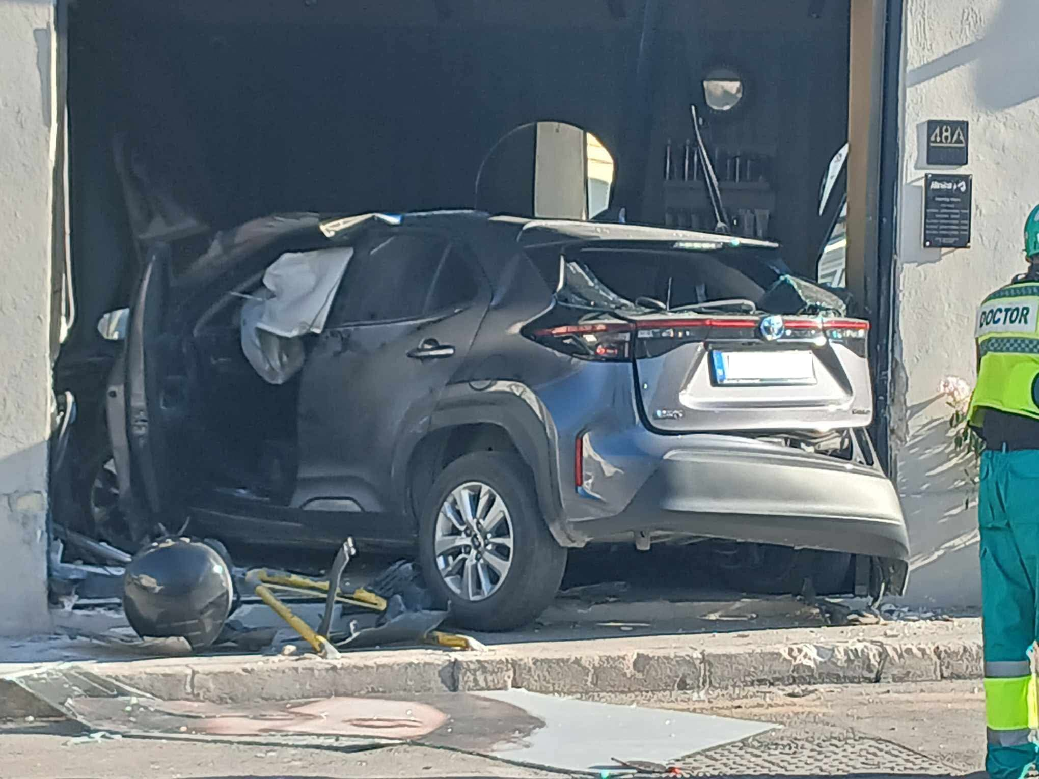 No one was inside the hair salon, and only the cab driver was hospitalised after the crash (Photo: TVM News)