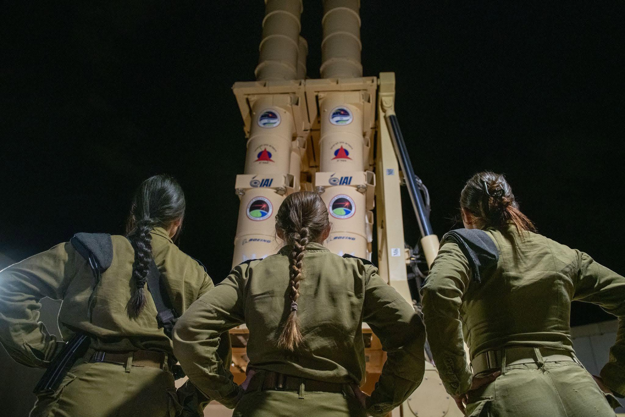 Israeli soldiers of the Air Defense Array operate an anti-missile battery to shield against ballistic missiles from Iran (Photo: Israeli Air Force/FB)