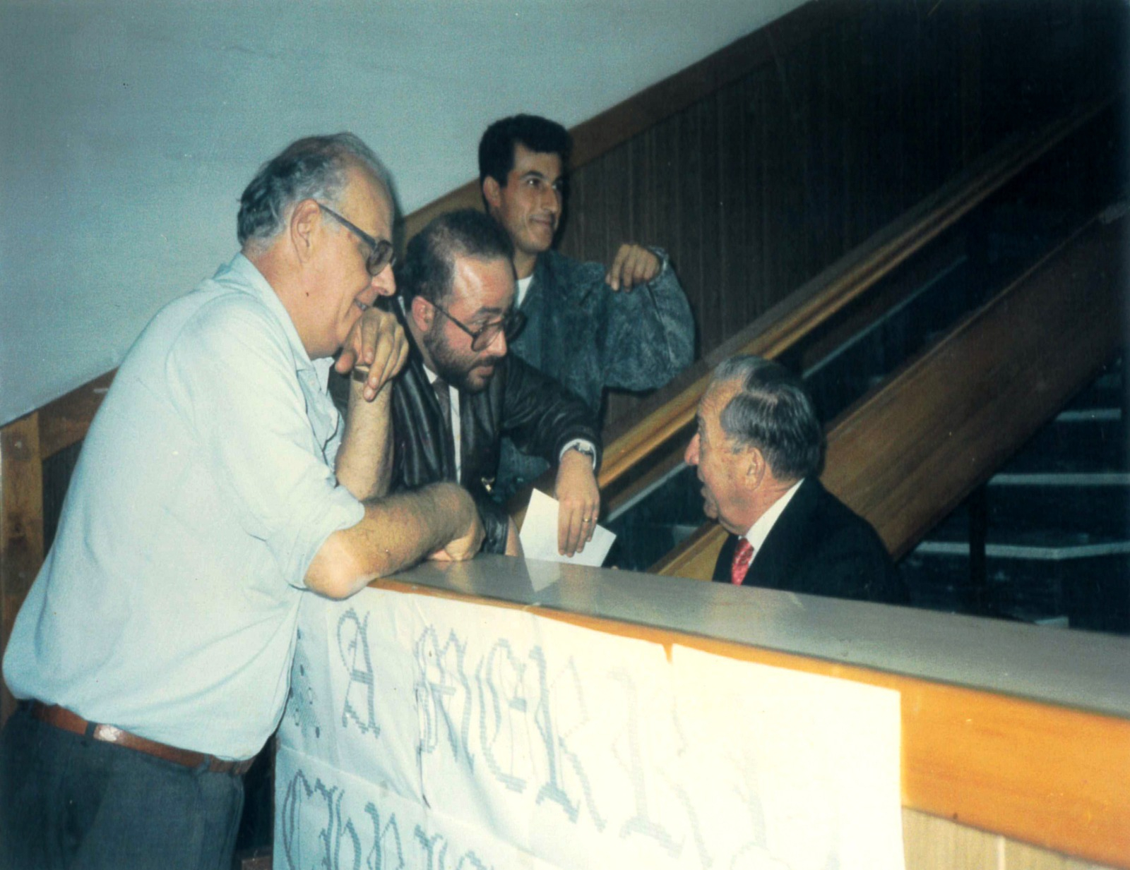 Mario Cutajar talking to Dom Mintoff in the foyer of the Workers’ Memorial Building in Valletta towards the end of the 1980s. Next to Cutajar (white shirt) is Lino Cassar