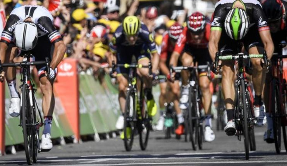 Tour de France 2017: Chris Froome retains lead as Michael Matthews takes second win