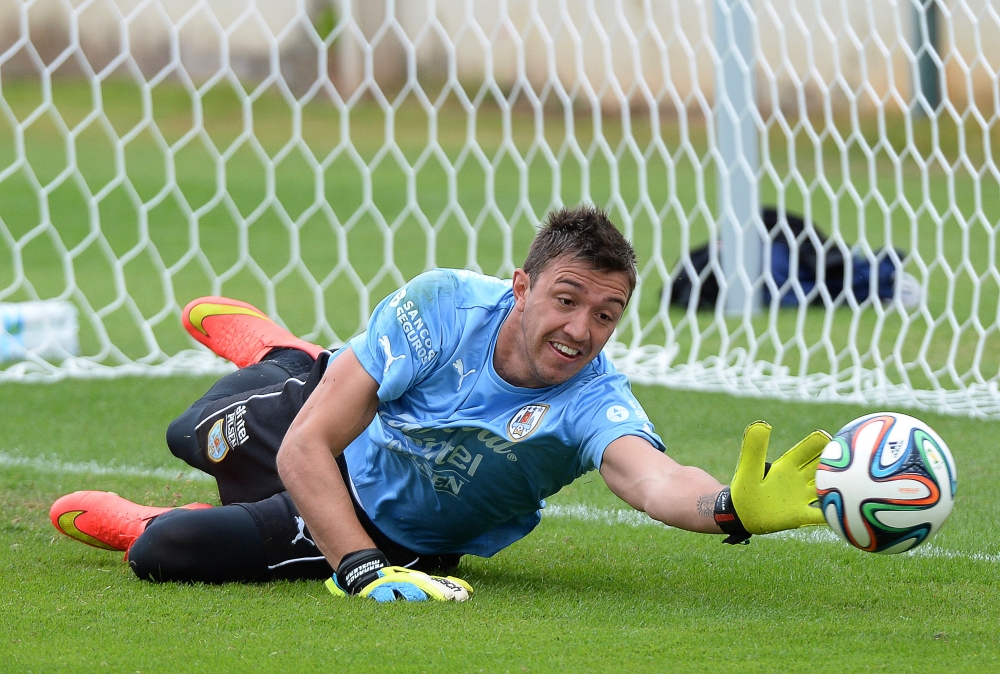 Uruguay's keeper wakes up with scores of ants in his bed