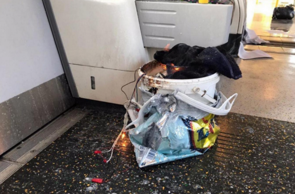 Image of the apparent device on the train Parsons Green Tube (Photo: Twitter) Image of the apparent device on the train Parsons Green Tube (Photo: Twitter)