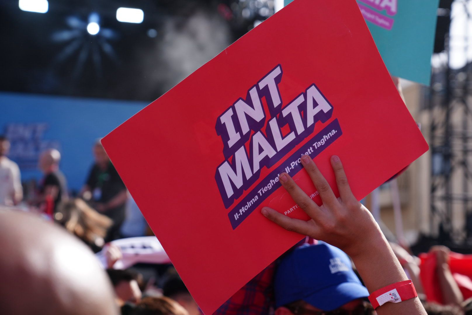 A supporter holding up a placard with the campaign slogan Int Malta (Photo: Daniel Tihn/MaltaToday)