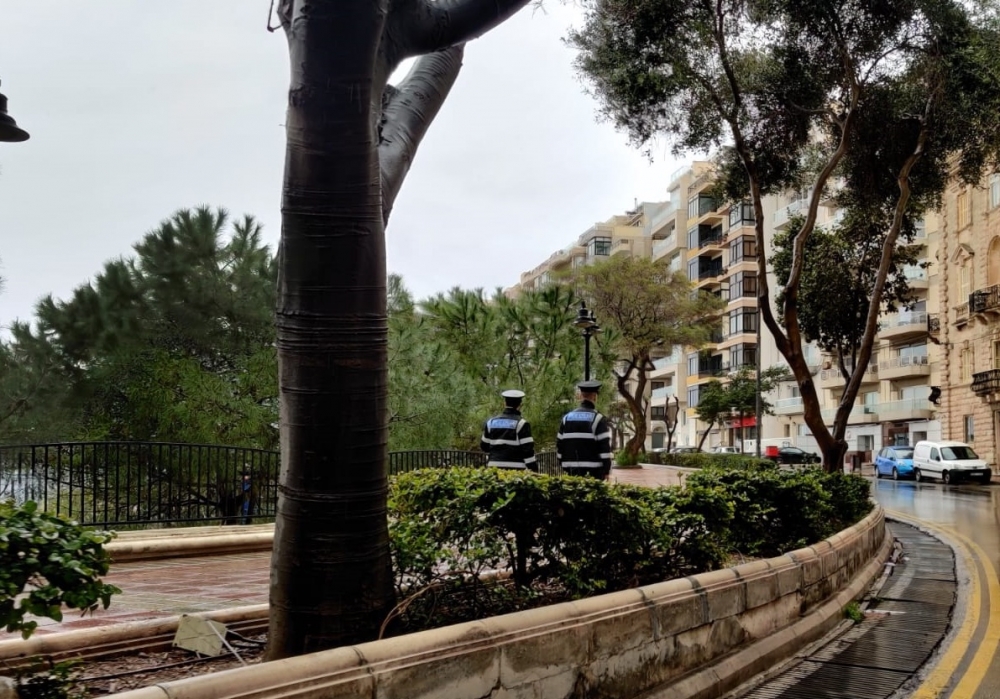 [WATCH] Coronavirus: Fines for people gathering in groups of more than three