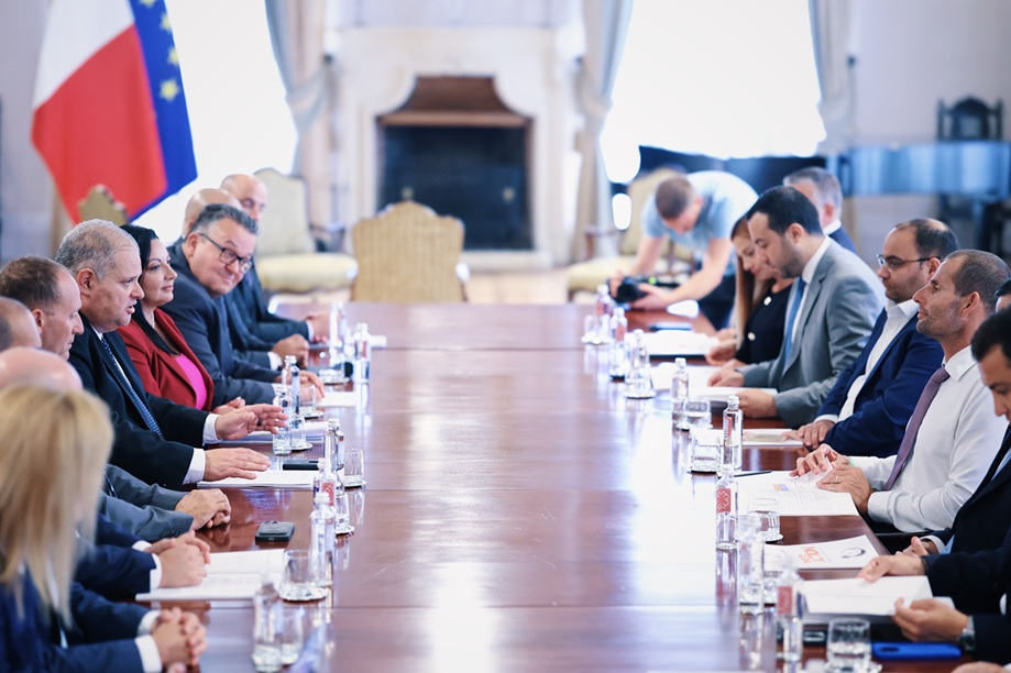 Prime Minister Robert Abela and various government officials meeting with the Chamber of Commerce (Photo: DOI)