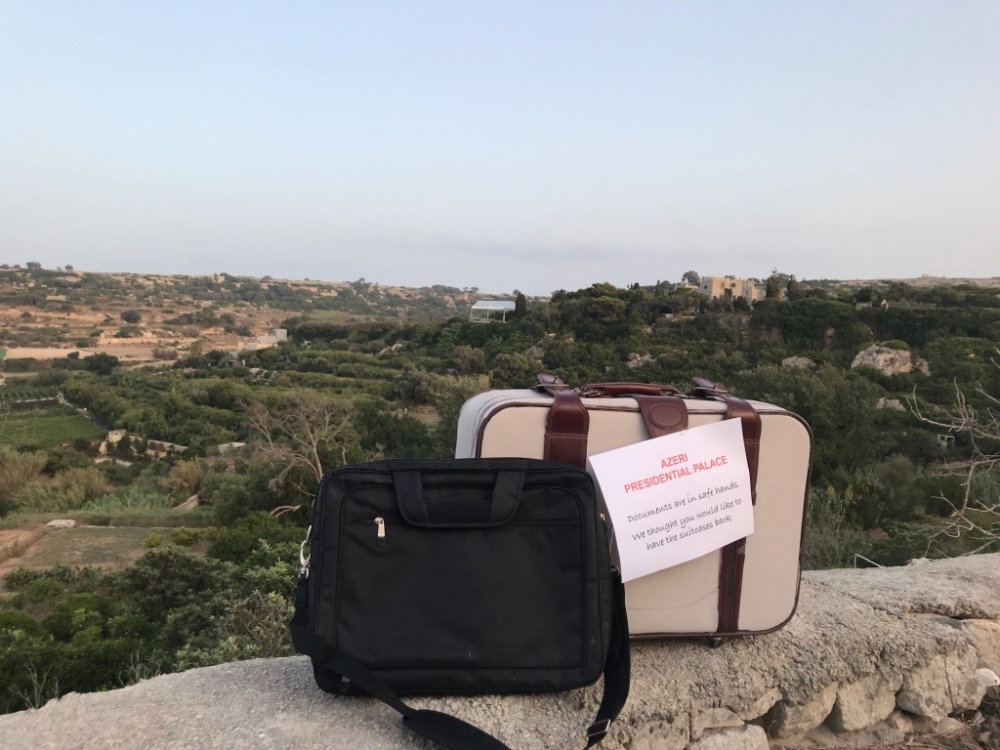 Reżistenza symbolically left the suitcases outside the Prime Minister's summer residence at Girgenti Palace