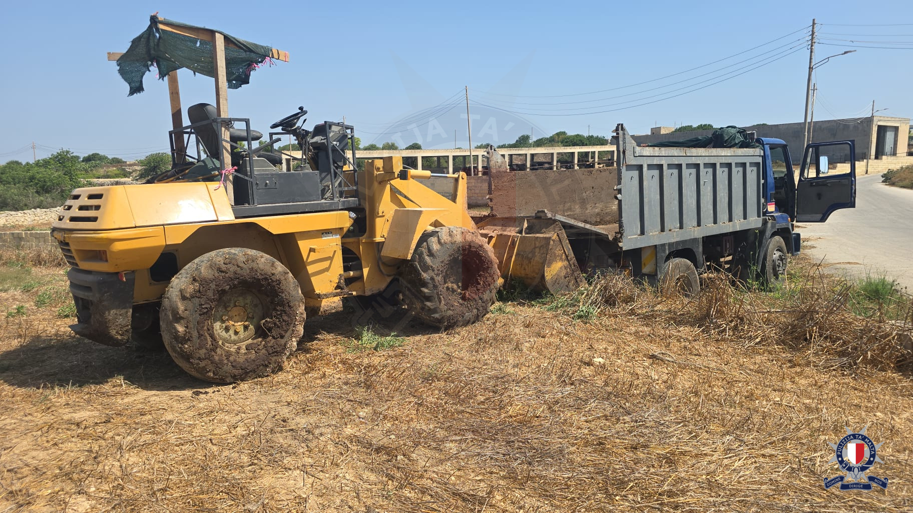 The truck and digger involved in the accident which occured on Friday morning (Photo: Uffiċċju tal-Komunikazzjoni, Il-Korp tal-Pulizija ta’ Malta)