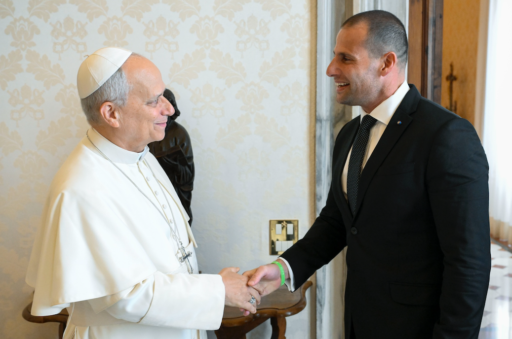 Prime Minister Robert Abela shaking hands with Pope Leo XIV (Photo: OPM)