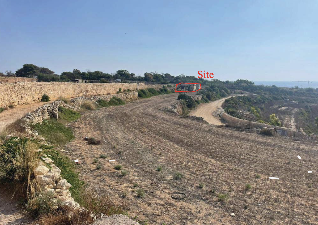 The disused cow farm lies in pristine surroundings overlooking the Il-Ħofra l-Kbira