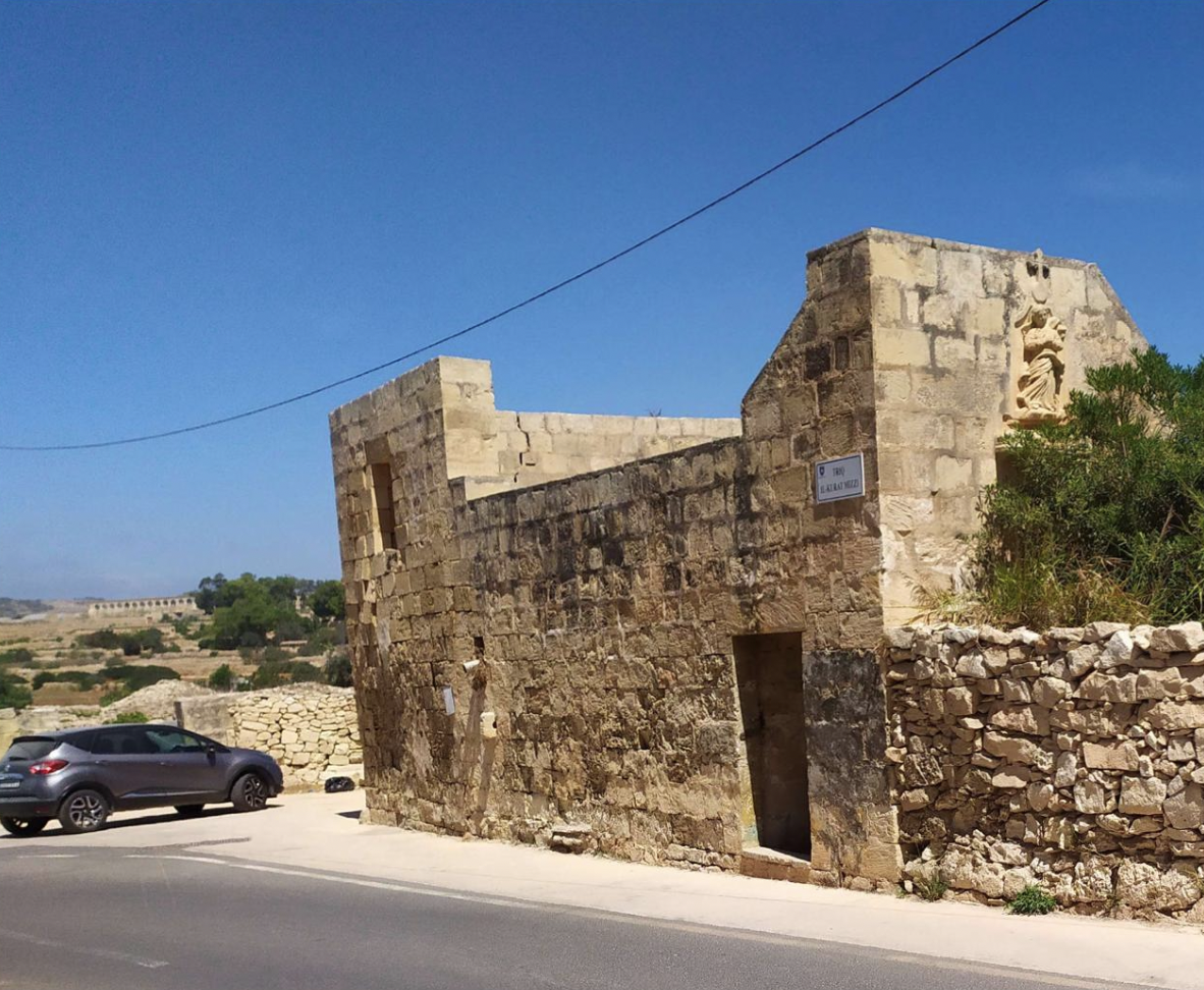 According to the Superintendence for Cultural Heritage, the vernacular structure already appeared on the 1911 Survey Sheets