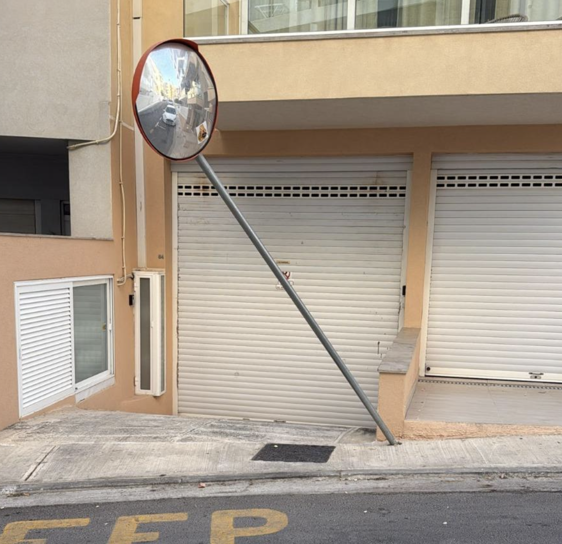Bent mirror sign