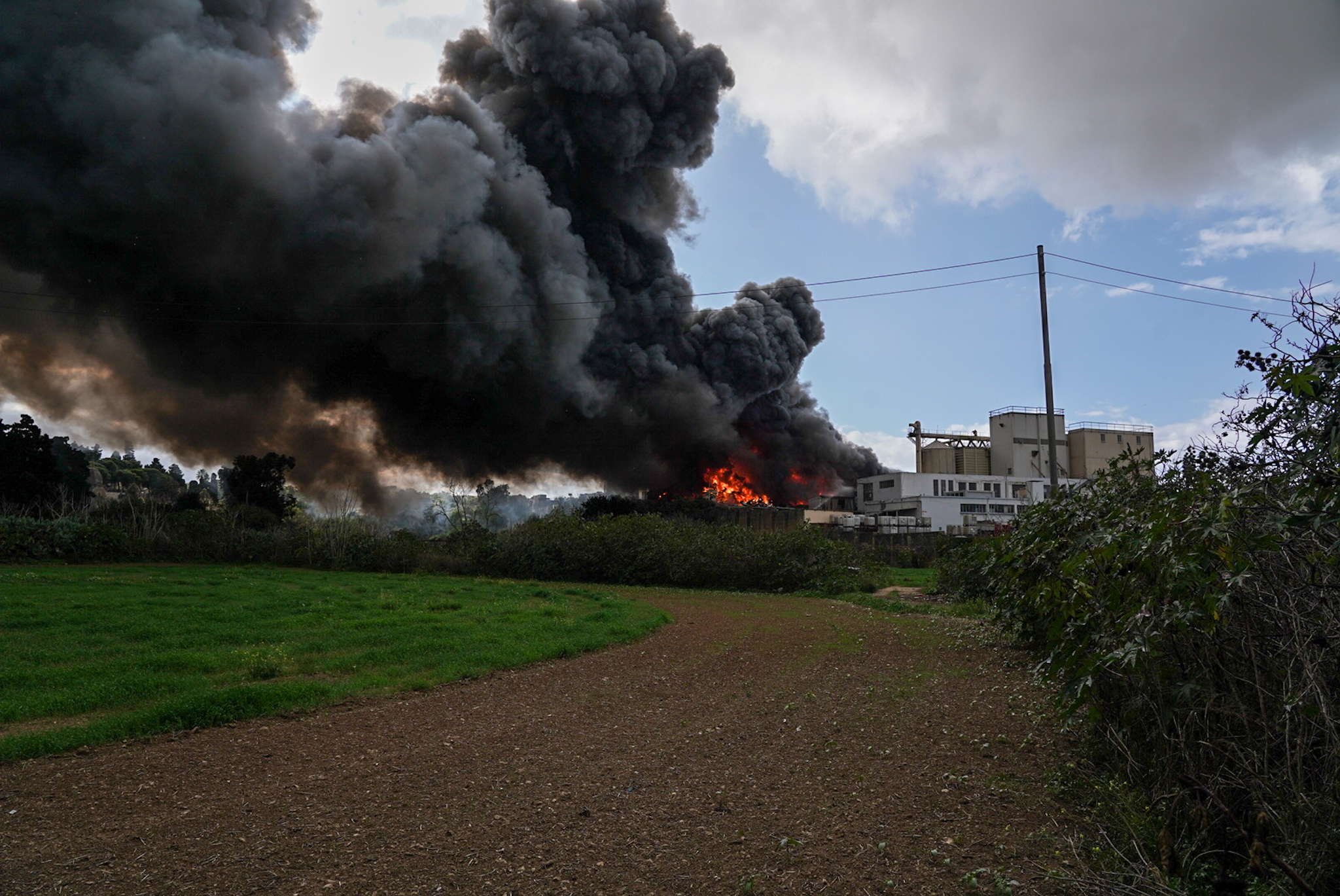 Thick black smoke can be seen rising from the flames across Malta (Photo: James Bianchi/MaltaToday)