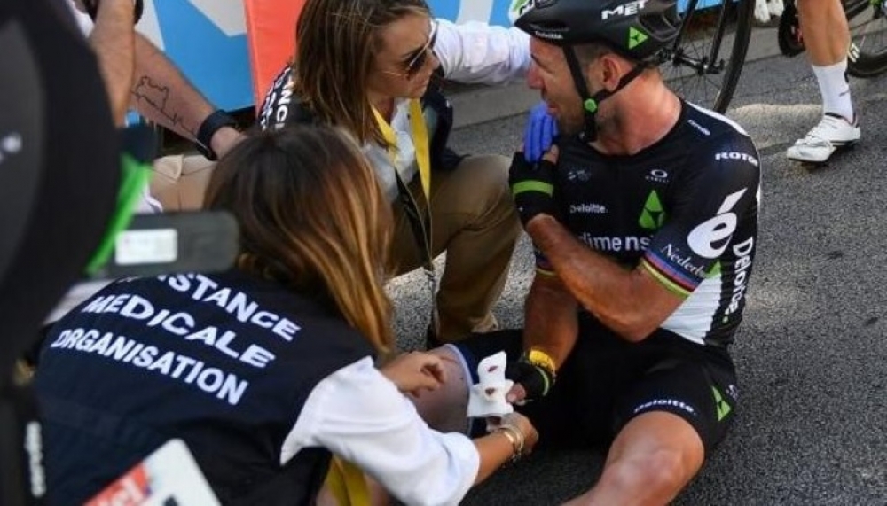 Tour de France 2017: Peter Sagan disqualified for 'elbowing' Mark Cavendish before crash