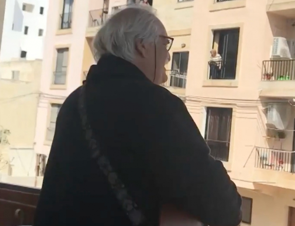 Toni Camilleri l-Għannej singing Viva Malta from his balcony