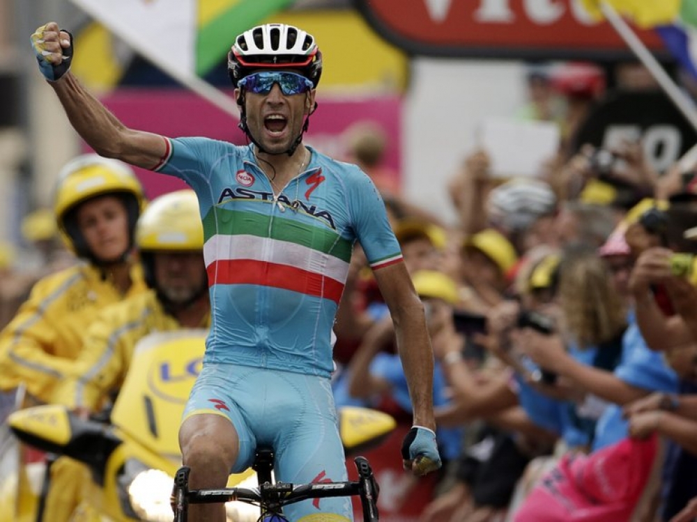 Vincenzo Nibali wins stage 19 as Chris Froome sees lead cut