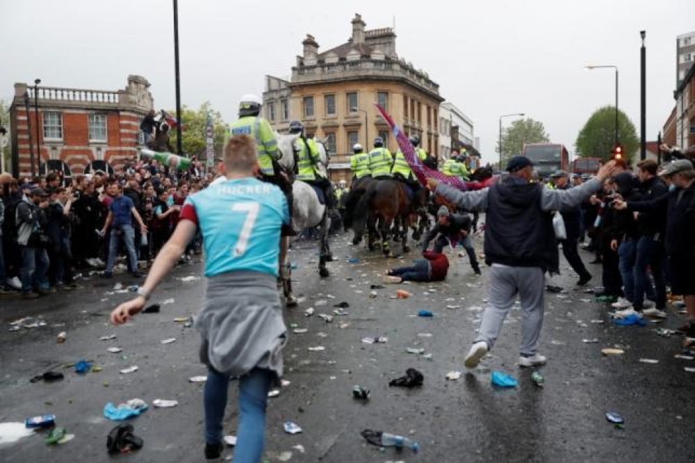 West Ham to give life bans to fans who smashed up Manchester United team bus