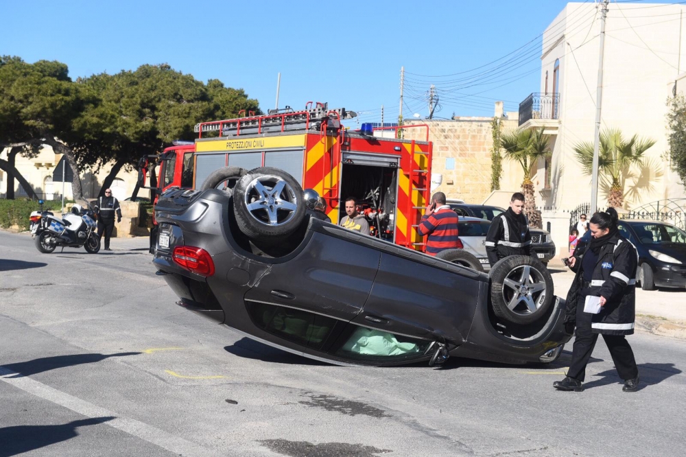 [WATCH] Car ends up on its roof in Naxxar accident, nobody injured