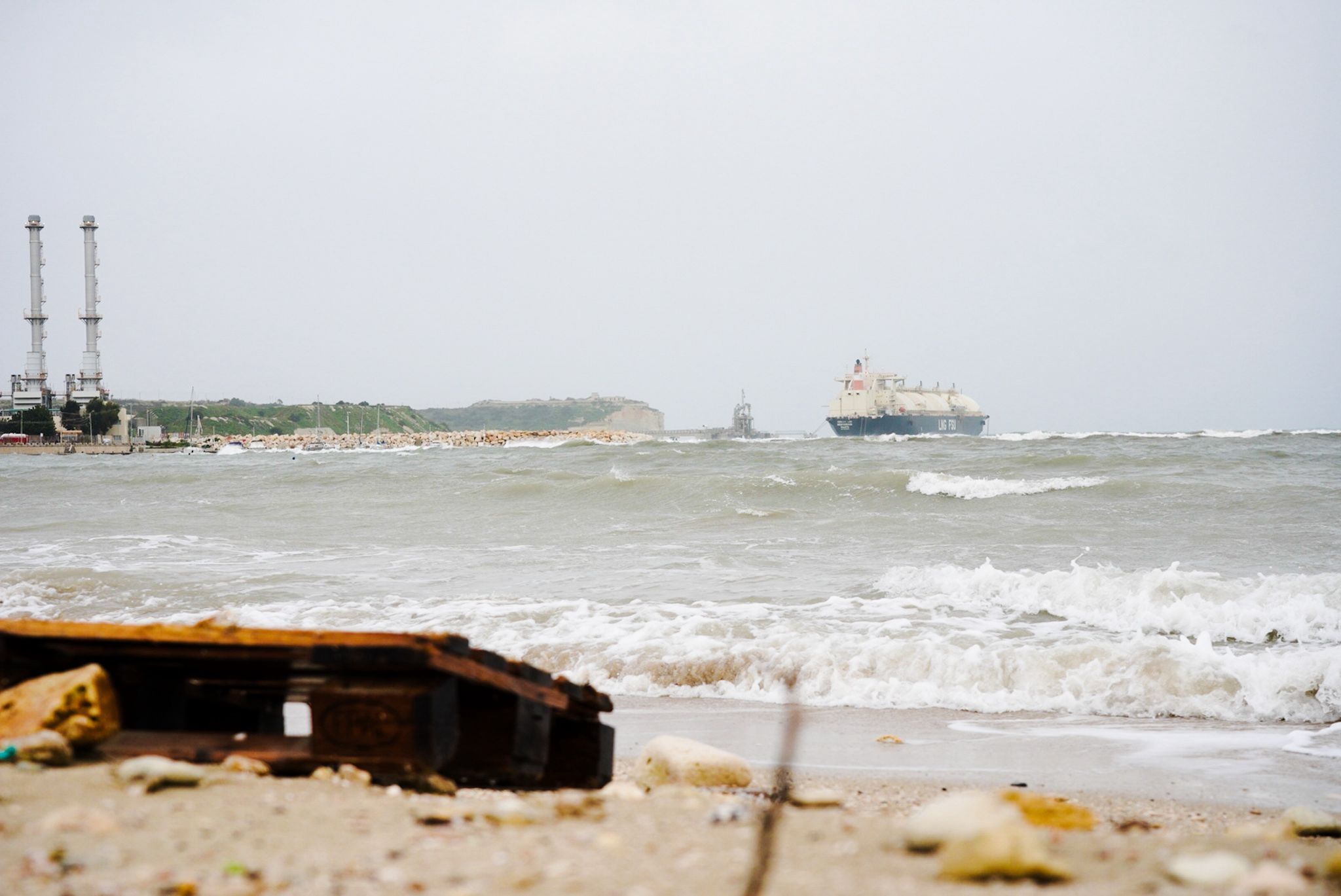 LNG tanker moved to storm mooring position as strong wind hits Marsaxlokk Bay