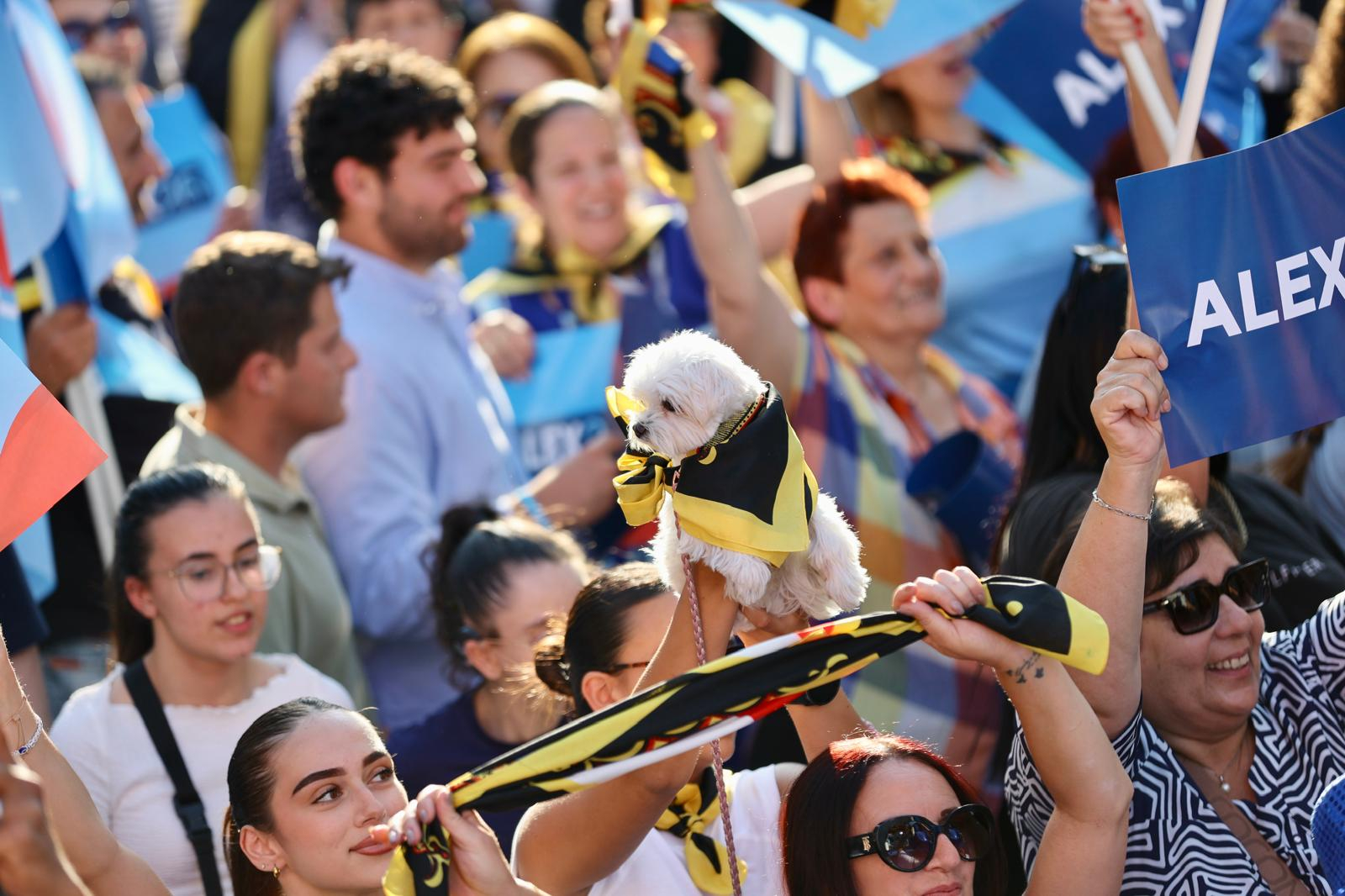 Raise your dog if you support your party (Photo: PN)