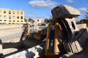 [WATCH] No one injured as excavator collapses into ditch