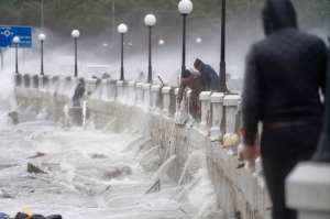 Updated | [WATCH] Waves deposit fish on the roads, people pick them up in the storm