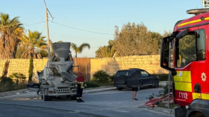 Man dies after crashing cement mixer into electricity pole