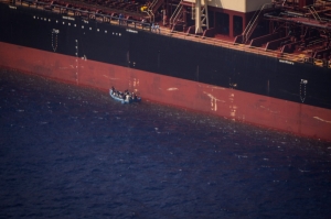 [WATCH] Forgotten migrants on oil tanker: ship captain appeals for standoff to be resolved as desperation kicks in