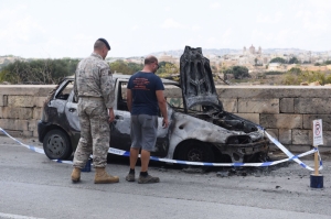 [WATCH] Military car catches fire in Zurrieq