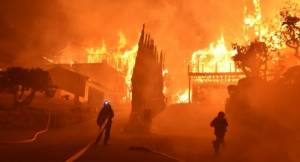 [WATCH] California: wildfires force 120,000 to escape as hundreds of buildings destroyed