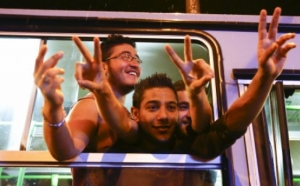 First refugees arrive in Austria from Hungary