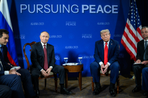 Trump returns to Washington after unresolved summit with Putin