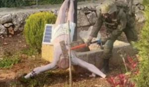 Israeli soldier destroys statue of Jesus Christ in Lebanon with a sledgehammer