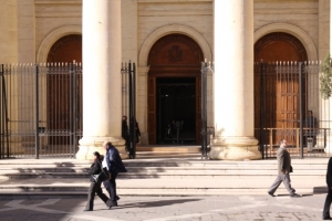 Impatient man pleads guilty to smashing desk