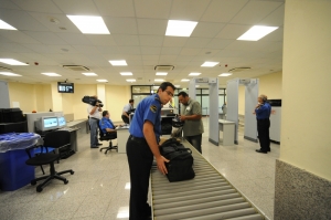 Prison warder needed stitches after being elbowed by luggage thief