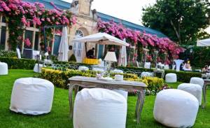 Luna at Palazzo Parisio | Dining in the garden