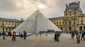 Thieves steal 'priceless' jewels from Louvre in morning raid