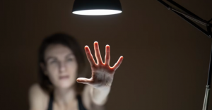 The psychology of no-risk rewards in online platforms