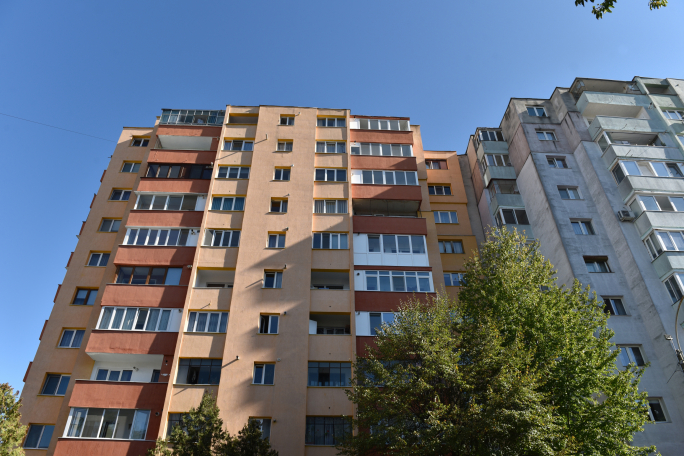 Does the right of use of a roof of a block of apartments have any limitations?