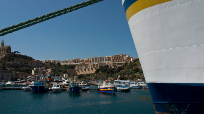 Prime Minister bashes MP for asking about government workers who clock off at 10:00am