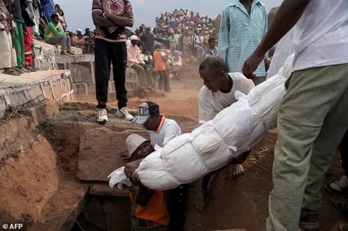 Officials in Madagascar have warned residents not to exhume bodies of dead loved ones and dance with them because the ritual could contribute to the spread of plague (Photo: Metro)