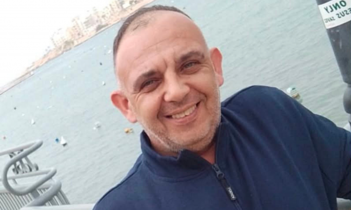 Fraudulent Italian merchant flees, leaving customers angry and doorless