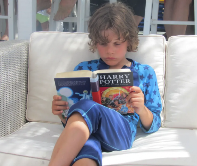 Children from  affluent families  have better reading  skills, study reveals